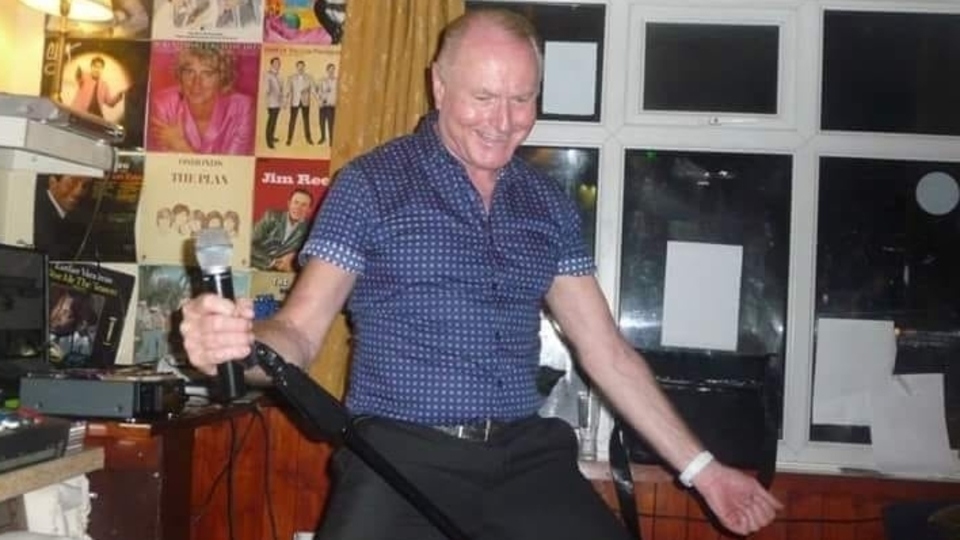 Tributes flood in after death of Oldham legend Wayne Bentley