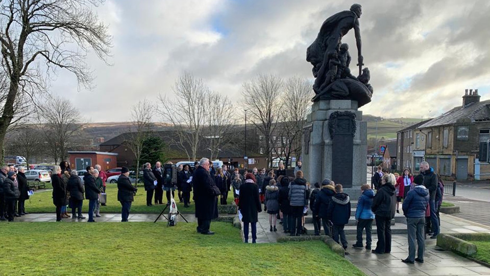 Shaw and Crompton residents and schoolchildren commemorate Holocaust Memorial Day