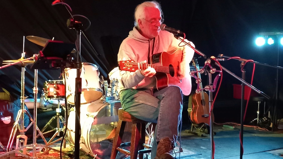 Local singer/songwriter Ian set to release his Christmas single, with funds raised going to Dr Kershaw’s