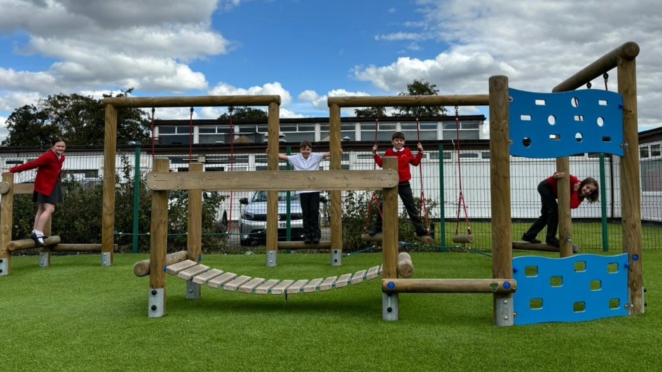 Failsworth primary school receives welcome grant from Tesco shoppers