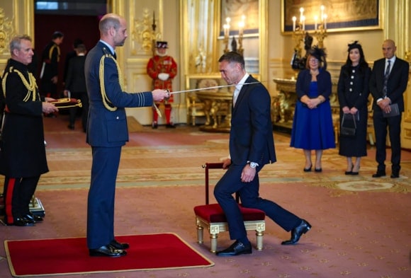Oldham leaders congratulate Sir Kevin Sinfield after Windsor knighthood ceremony